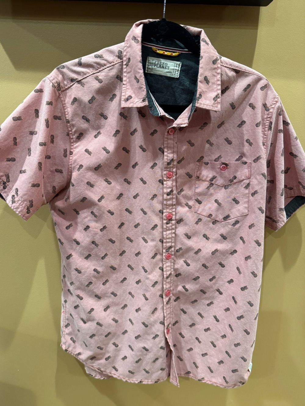 Free Planet: Men’s Short-Sleeve Pink Pineapple Print Cotton Blend Shirt Size L